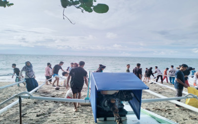 OSIS SMA Negeri 1 Sarjo Gelar Bakti Sosial di Pantai Sarjo sebagai Langkah Awal Kepengurusan 2025